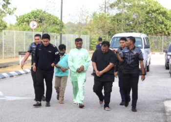 KETIGA-TIGA tertuduh diiringi polis semasa menghadiri prosiding perbicaraan di Mahkamah Kota Bharu, Kelantan.