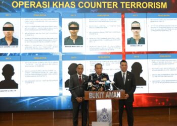 MOHD. Khalid Ismail pada sidang akhbar khas di Bukit Aman, semalam.