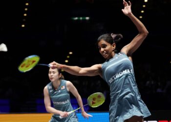 Beregu wanita negara, Pearly Tan (kiri) dan M. Thinaah, memulangkan pukulan ketika menentang pasangan Korea Selatan, Baek Ha-na dan Lee So-hee pada aksi separuh akhir beregu wanita Kejohanan Badminton All England di Utilita Arena, Birmingham, England, hari inu. - AFP