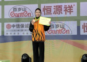 TAN Pei Ler bergambar bersama pingat gangsanya selepas acara gunshu wanita remaja Kejohanan Wushu Remaja Dunia Ke-10 di Tianjin, China, semalam. - IHSAN MSN