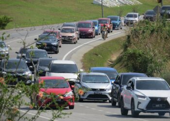 ALIRAN trafik bergerak perlahan di Bandar Utama, Gua Musang, Kelantan menuju ke Pahang susulan pertambahan jumlah kenderaan hari ini.
