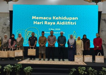 MOHAMAD Ahmad Shazly  Ramli (lima  dari kiri) bergambar bersama sebahagian penerima sumbangan pada Majlis Memacu Kehidupan: Hari Raya Aidilfitri di Kuala Terengganu.- UTUSAN/ ERMA YUSNIDA JUSOH