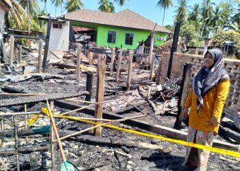 ROZIANA Razali tinggal sehelai sepinggang apabila rumah sewanya di Kampung Kok Keli 1, Tumpat, Kelantan musnah dalam kebakaran. - UTUSAN/ ROHANA ISMAIL