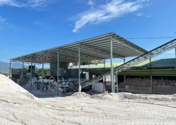 KILANG memproses kaolin secara haram di Tanjung Rambutan diserbu penguatkuasa dalam Op Bersepadu Khazanah, semalam.