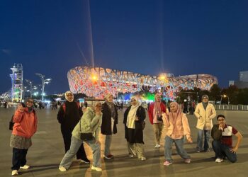 Jannah, Salmiah, Aqilah, Aniza, Rohasni, Juliana, Huda, Suhaili dan  Suffyan dari Beijing, China