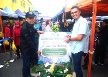 Muhamad Akmal Saleh bersama Pengarah Lembaga Pemasaran Pertanian Persekutuan (FAMA) Melaka, Nor Azhar Abd. Hamid merasmikan pelancaran Semarak Syawal@Pasar Tani Merlimau peringkat negeri Melaka di Merlimau, Jasin hari ini. UTUSAN/AMRAN MULUP