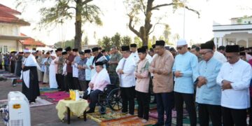 TUANKU Syed Sirajuddin Jamalullail bersama jemaah menunaikan solat sunat Istisqa sebagai usaha memohon hujan dan meredakan ujian sedang dihadapi rakyat berikutan situasi kemarau dan cuaca panas yang semakin meruncing di Dataran Istiadat, Istana Arau, Perlis, hari ini. - UTUSAN/ASYRAF MUHAMMAD