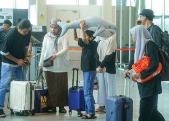 WARGA kota memenuhi terminal penerbangan ketika tinjauan orang ramai mula pulang ke kampung halaman bagi menyambut Aidilfitri di Lapangan Terbang Antarabangsa Kuala Lumpur (KLIA) Terminal 2, Sepang, semalam. - UTUSAN/FAISOL MUSTAFA