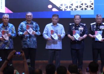 SAIFUDDIN Nasution Ismail melancarkan Buku Strategik Pencegahan Rasuah Jabatan Imigresen Malaysia sempena Majlis Perhimpunan Bulanan KDN di Putrajaya, hari ini.