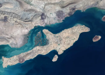 Pemandangan satelit Pulau Qeshm di Wilayah Hormozgan, Iran, dalam wilayah Selat Hormuz pada 17 Januari 2026. - AFP