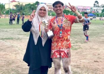 SAYYID Iskandar Mohamad Azaha ketika bersama ibunya semasa menyertai satu kejohanan ragbi baru-baru ini.