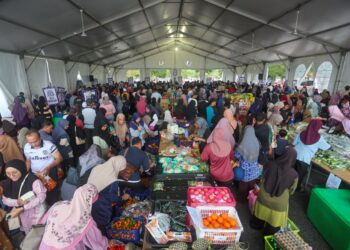 ORANG ramai tidak melepaskan peluang membeli barangan keperluan menerusi Program Jualan Rahmah Madani Mega Hari Raya Aidilfitri di Dataran Masjid Tok Jembal, Kuala Nerus, Terengganu. - UTUSAN/PUQTRA HAIRRY