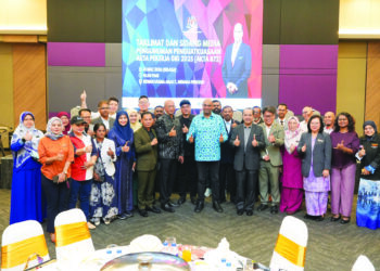 R.Ramanan (tengah) bersama sebahagian daripada wakil pekerja dalam ekonomi gis pada sidang akhbar mengumumkan penguatkuasaan Akta Pekerja Gig 2025 (Akta 872) di Kuala Lumpur, semalam.