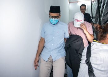 WAN Muhamad Huzairi Shukri (kiri) dan Nor Haslan Nor Zaman mengaku tidak bersalah di Mahkamah Sesyen Ipoh atas tiga pertuduhan menerima suapan wang tunai RM4,000 pada tahun 2020 dan 2022.