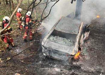 ANGGOTA bomba memadamkan kebakaran sebuah kereta yang mengakibatkan pemandunya rentung dalam kejadian di Kilometer 284.2, Lebuh Raya Utara-selatan arah utara dekat Ipoh hari ini.