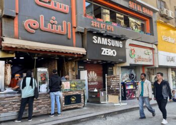 RESTORAN diarah mengehadkan waktu operasi di seluruh Mesir. - AFP