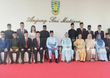 CHOW Kon Yeow (duduk, empat dari kiri) serta barisan Exco Pulau Pinang ketika bergambar bersama Tun Ramli Ngah Talib (lima dari kanan), di Seri Mutiara, George Town, Pulau Pinang, hari ini. - UTUSAN/SAFINA RAMLI