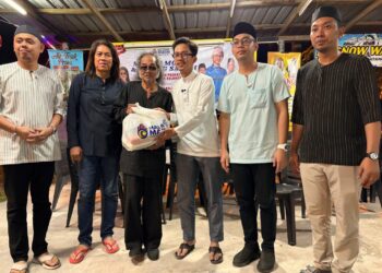 NABIL Halimi (tiga dari kanan) menyampaikan sumbangan kepada anak seni  pada Majlis Moreh dan Dialog Santai Pertubuhan Prihatin Suara Anak Kelantan di Cempaka Kota Bharu, Kelantan. - UTUSAN/ ROSLIZA MOHAMED