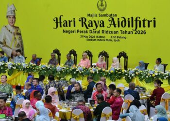 SULTAN Nazrin Muizzuddin Shah berangkat ke Majlis Sambutan Hari Raya Aidilfitri Negeri Perak Tahun 2026 yang dihadiri 20,000 pengunjung di Stadium Indera Mulia, Ipoh Perak. - UTUSAN
