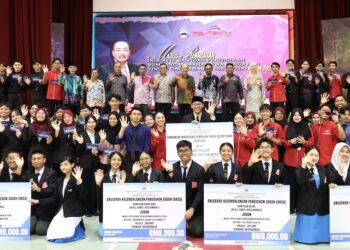 HAJIJI Noor bersama penerima Bantuan Sumbangan Mahasiswa Pengajian Tinggi Dalam Negeri (SENTOSA) dan Bantuan Anugerah Kecemerlangan Pendidikan Sabah (AKSA) di Dewan Rafflesia, Politeknik Kota Kinabalu. - IHSAN PEJABAT JABATAN KETUA MENTERI SABAH