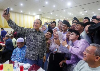 AHMAD Samsuri Mokhtar (kiri) bergambar bersama para mahasiswa pada Majlis Apresiasi dan Iftar Perdana Persatuan Mahasiswa Anak Terengganu Kebangsaan (Permata) anjuran Yayasan Terengganu di Duyong Marina Resort, Kuala Terengganu, Terengganu. -UTUSAN/PUQTRA HAIRRY