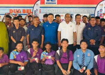 M. SARAVANAN pada majlis sumbangan duit raya kepada pelajar sekolah menengah di Tapah hari ini.