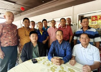TAN Chee Kiong (depan, kiri) dan pekebun sayur dalam sidang akhbar mengenai kenaikan harga diesel yang menjejaskan pekebun sayur di Gopeng hari ini. - UTUSAN/LIYANA RAMLI