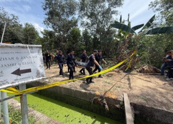 Anggota forensik polis Sabah membawa mayat lelaki yang ditemukan terapung di tebing sungai Kampung Kelansanan, Inanam, Kota Kinabalu untuk dibawa ke hospital bagi proses bedah siasat.