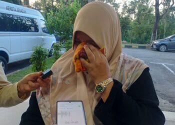 NAIMAH Zakaria tidak mampu menahan sebak ketika ditemui di Unit Forensik Hospital Setiu, Setiu, Terengganu. UTUSAN / WAN ZURATIKAH IFFAH WAN ZULKIFLI