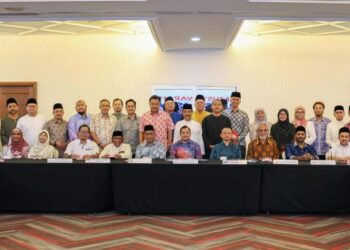 WAKIL-WAKIL parti politik berteraskan Islam, Melayu dan bumiputera bergambar semasa Musyawarah Isu-Isu Islam dan Bumiputera di Ibu Pejabat UMNO, Pusat Dagangan Dunia, Kuala Lumpur. - FB DR.  ASYRAF WAJDI DUSUKI 