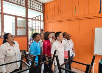 WONG Kah Woh (depan) melawat bilik darjah yang rosak akibat anai-anai di SJKT Gopeng hari ini.