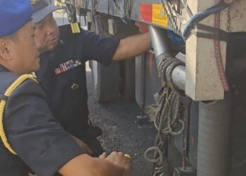 ANGGOTA Kementerian Perdagangan Dalam Negeri dan Kos Sara Hidup (KPDN)  Kelantan memeriksa tangki sebuah lori yang diubah suai untuk menyeludup diesel ke Thailand di Kompleks Imigresen, Kastam, Kuarantin dan Keselamatan (ICQS) Rantau Panjang, Kelantan.