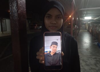 FARAH Syuhada Ibrahim menunjukkan gambar Allahyarham Ahmad Azreeq Zafreen Ahmad Azhar ketika ditemui di Unit Forensik Hospital Besut, Terengganu. - UTUSAN / WAN ZURATIKAH IFFAH WAN ZULKIFLI