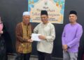 SHAM Mat Sahat menyampaikan agihan zakat perniagaan PPK di Bagan Serai semalam. - UTUSAN/WAT KAMAL ABAS