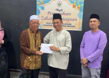 SHAM Mat Sahat menyampaikan agihan zakat perniagaan PPK di Bagan Serai semalam. - UTUSAN/WAT KAMAL ABAS