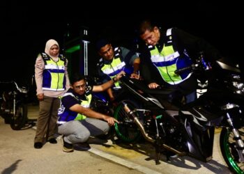 MOHD. Zamri Samion (dua dari kiri) menunjukkan motosikal yang disita kerana diubah suai secara ekstrem dalam operasi khas di Jambatan Angkat Kuala Terengganu, Terengganu. - UTUSAN/PUQTRA HAIRRY
