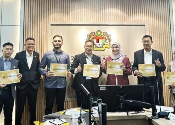 ZULKAFLI Mohamed Mokhtar (tengah) menunjukkan analisis keputusan SPM 2025 di Pejabat Jabatan Pendidikan Negeri (JPN) Perak di Ipoh hari ini. - UTUSAN/LIYANA RAMLI