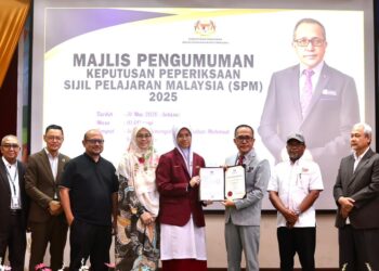 KAMSAH@Kamal Mohamed (tiga dari kanan) menyampaikan sijil kepada pelajar cemerlang pada Majlis Pengumuman Sijil Pelajaran Malaysia (SPM) 2025 Terengganu di Sekolah Menengah Sains Sultan Mahmud (SESMA), Kuala Nerus, semalam. – UTUSAN/PUQTRA HAIRRY