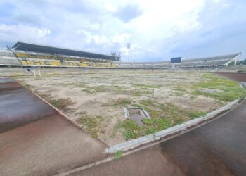 KEADAAN padang Stadium Perak yang sedang dinaik taraf dan dijangka siap Mac hingga April ini sebelum boleh digunakan secara optimum pada Ogos atau September. - UTUSAN/SAYED HESHAM IDRIS