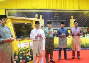 SULTAN Pahang (dua dari kiri) mengaminkan doa selepas merasmikan Masjid Al-Sultan Abdullah Ri'ayatuddin Al- Mustafa Billah Shah di Kampung Simpang Tebing Tinggi, Jerantut, Pahang.