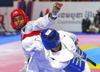 Muhammad Syafiq Zuber (kiri) meraih pingat emas acara Kyorugi 80 kilogram pada Sukan SEA Kemboja 2023. - UTUSAN/AMIR KHALID