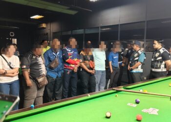 ASYRAF Ismail (dua dari kanan) bersama sebahagian individu yang ditahan dalam Op Ponteng Puasa di sebuah pusat snuker di Jalan Raja Ekram, Ipoh hari ini.