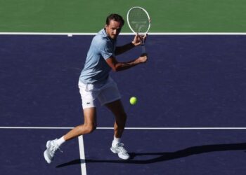 Daniil Medvedev membalas pukulan Carlos Alcaraz dalam saingan separuh akhir tenis Indian Wells masters di California, kelmarin. Medvedev mara ke final selepas menang 6-3, 7-6 (7/3) . - AFP