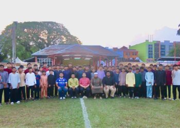 BARISAN pengurusan dan pelatih Akademi Bola Sepak The Hulu bergambar semasa Majlis Iftar Perdana di Padang Astaka Kuala Berang, Hulu Terengganu.