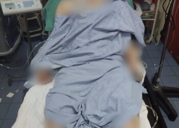 MANGSA yang cedera ditikam bapa sendiri menerima rawatan di Hospital Raja Permaisuri Bainun Ipoh. - FOTO IHSAN PDRM