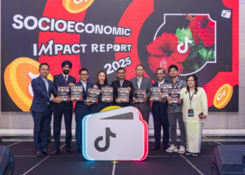 AKMAL Nasrullah Mohd Nasir (lima dari kanan) pada majlis pelancaran Laporan Impak Sosioekonomi Malaysia 2025 semalam.