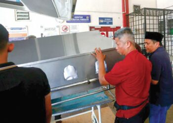 MOHD. Redzuan Abdullah (dua dari kanan) mengusung salah satu jenazah anaknya yang maut dalam kemalangan di Kilometer 59 Jalan Jerangau-Jabor berhampiran Felda Jerangau, Dungun petang semalam di Jabatan Perubatan Forensik Hospital Sultanah Nur Zahirah (HSNZ), Kuala Terengganu, Terengganu. – UTUSAN/PUQTRA HAIRRY