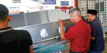 MOHD. Redzuan Abdullah (dua dari kanan) mengusung salah satu jenazah anaknya yang maut dalam kemalangan di Kilometer 59 Jalan Jerangau-Jabor berhampiran Felda Jerangau, Dungun petang semalam di Jabatan Perubatan Forensik Hospital Sultanah Nur Zahirah (HSNZ), Kuala Terengganu, Terengganu. – UTUSAN/PUQTRA HAIRRY