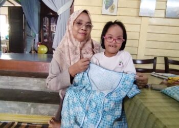CHE Nor Aida Suhana Mat bersama Arissa Imani Othman menunjukkan baju tidur Allahyarham Anis Soffiya Md. Zaidi di Kampung Rahmat, Setiu, Terengganu. UTUSAN / WAN ZURATIKAH IFFAH WAN ZULKIFLI
