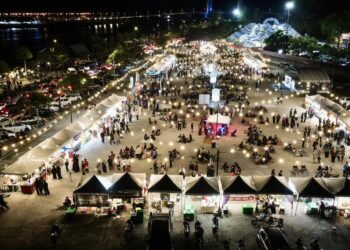 PEMANDANGAN udara suasana sesak pengunjung mengambil kesempatan bermoreh bersama keluarga di Selepek Sahur, Payang Walk, Kuala Terengganu. - MINGGUAN/PUQTRA HAIRRY